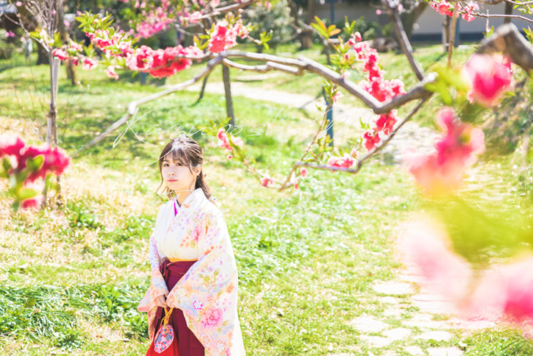 袴姿で桃や桜と卒業記念写真ロケーション出張撮影カメラマン